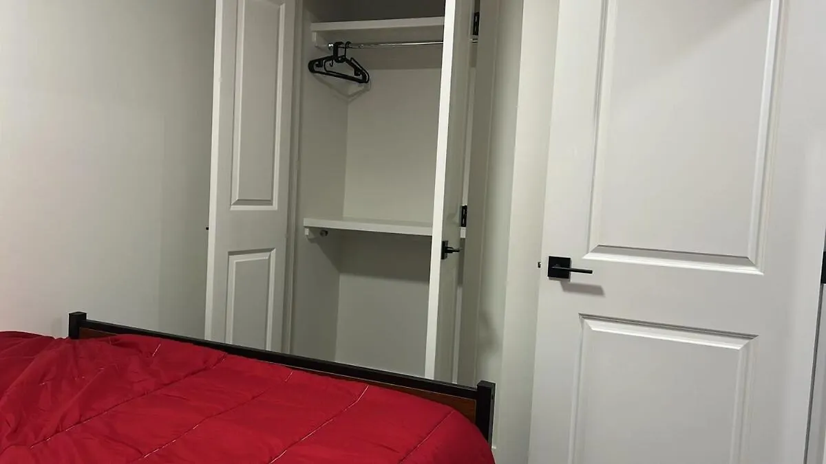 Haven Lodge, 2Br Brand New Basement Suite Калгари Дом отдыха