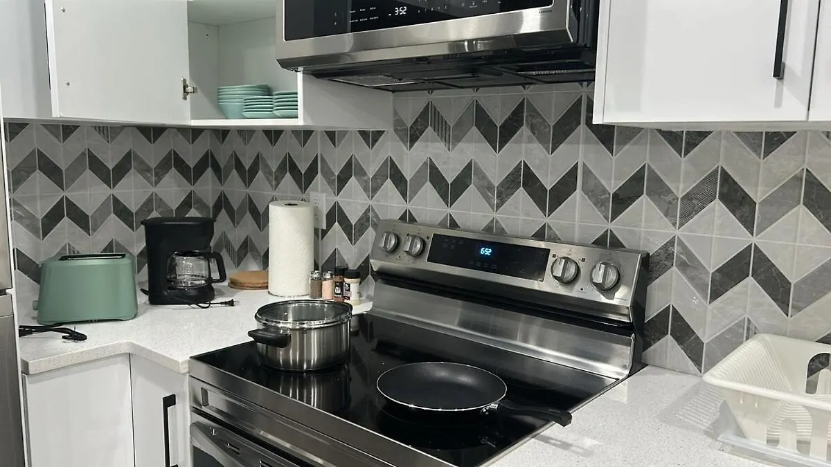 Haven Lodge, 2Br Brand New Basement Suite Калгари 0*,