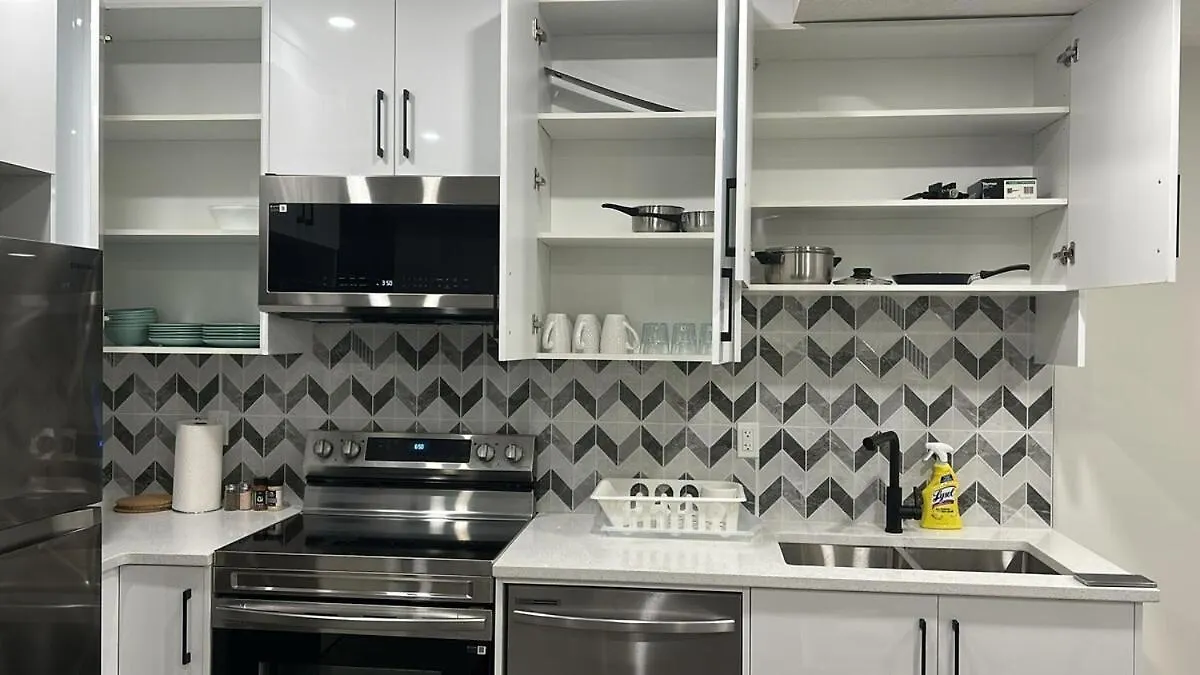 Haven Lodge, 2Br Brand New Basement Suite Калгари Дом отдыха