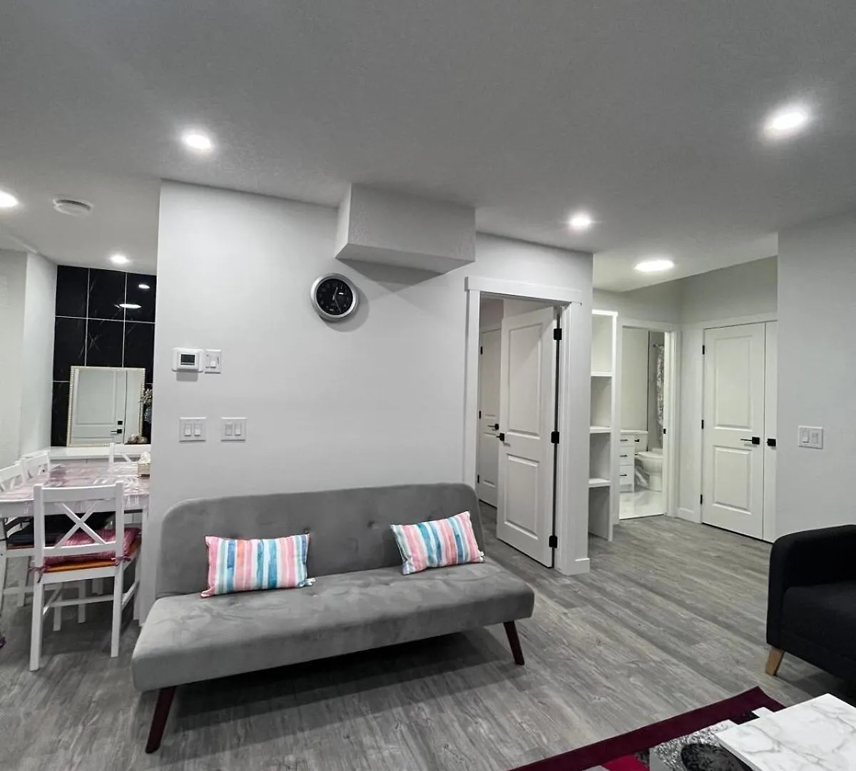 Haven Lodge, 2Br Brand New Basement Suite Калгари Дом отдыха