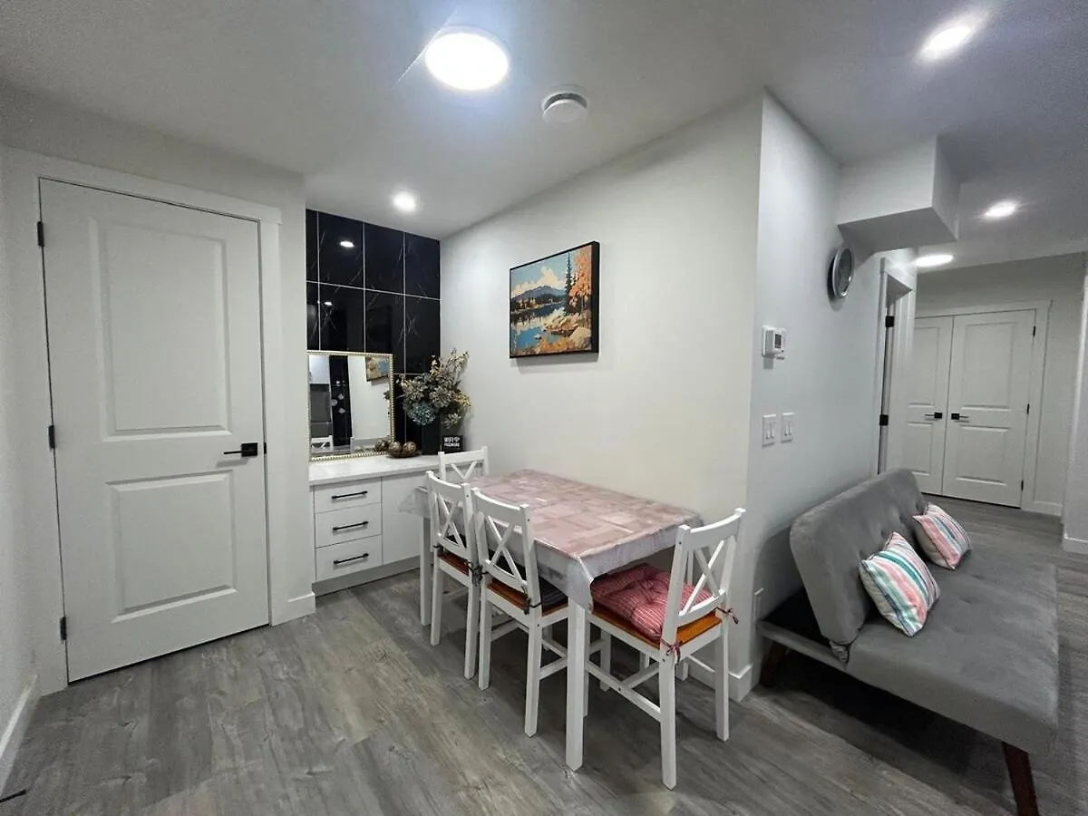 Haven Lodge, 2Br Brand New Basement Suite カルガリー 別荘