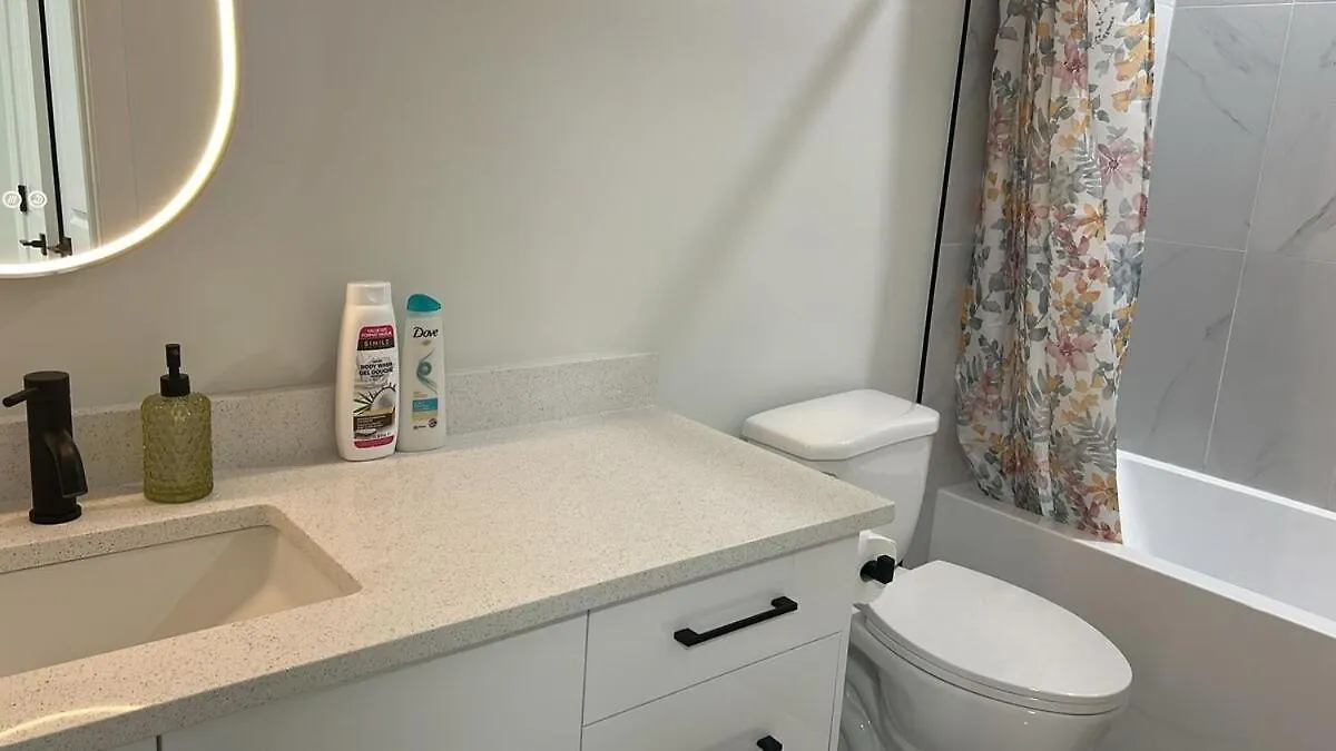 Haven Lodge, 2Br Brand New Basement Suite カルガリー 0*,