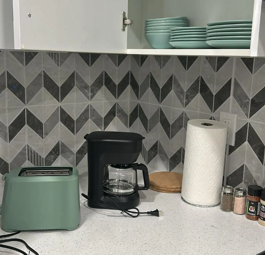 Haven Lodge, 2Br Brand New Basement Suite カルガリー 0*,  カナダ